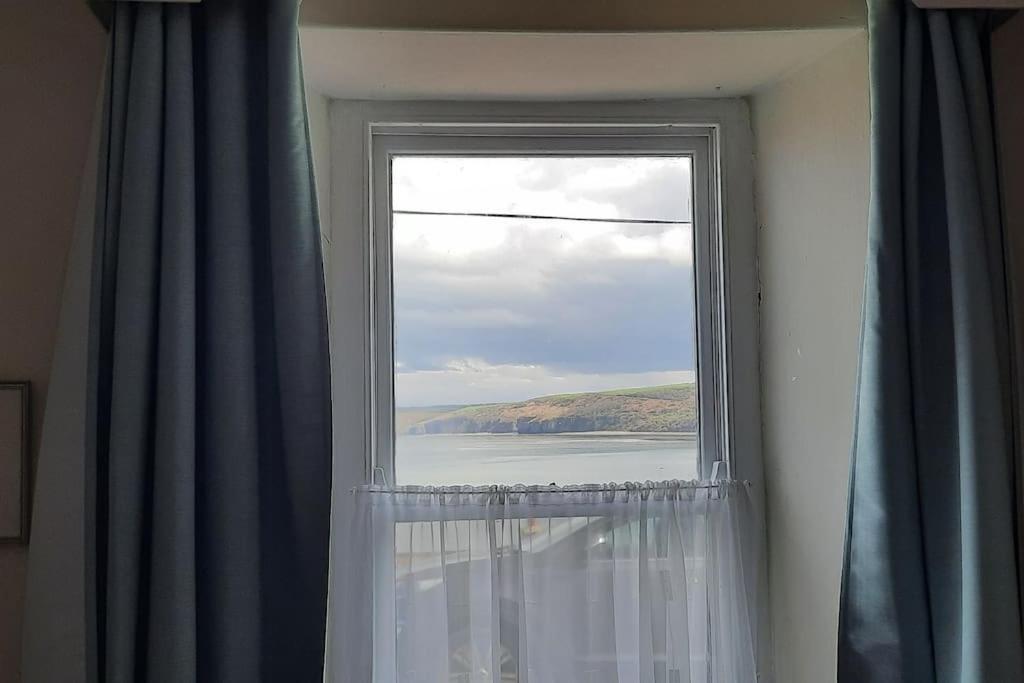 Arvonia Sleeps 7, Sea Views, Dog Friendly Villa New Quay  Exterior photo